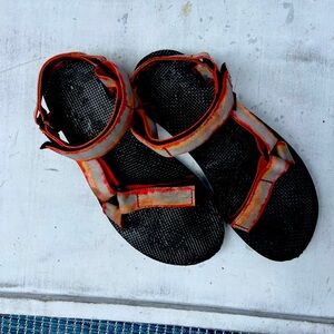 Size women’s 7.5 Tevas